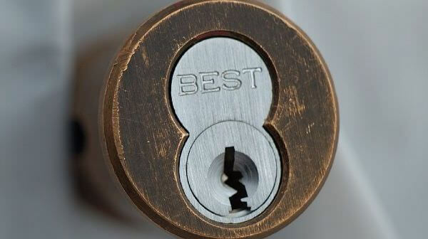 Замена личинки замка входной двери в Ижевске